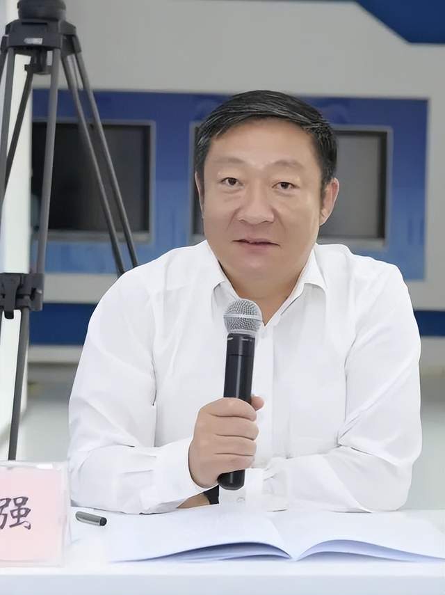 图为市人大代表王建生,杨强,市政协委员杨鑫受邀观摩新闻发布会