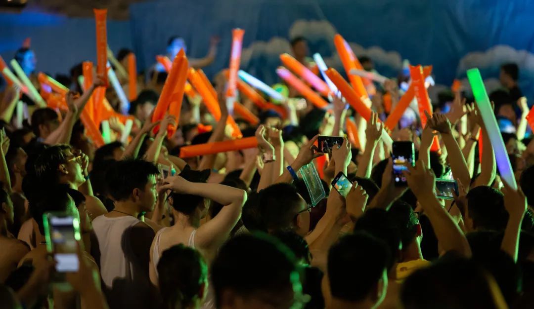 演唱会上挥舞荧光棒的观众.(图/图虫创意)