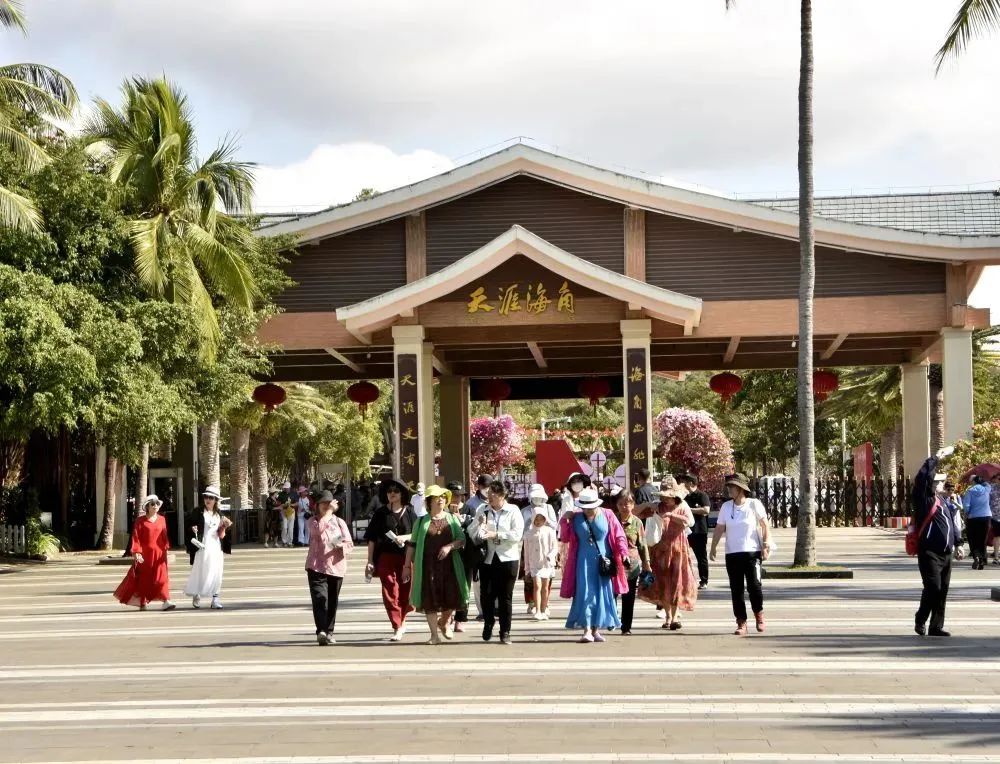 三亚天涯海角景区，游客们通过检票口入园游玩。新华社记者刘邓 摄