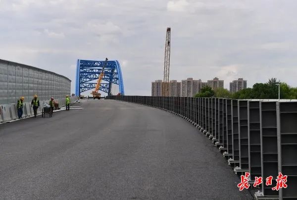 引桥桥面已完成铺装。 记者李永刚 摄