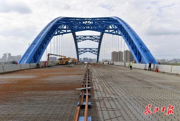 工程已进入主桥桥面铺装阶段。 记者李永刚 摄