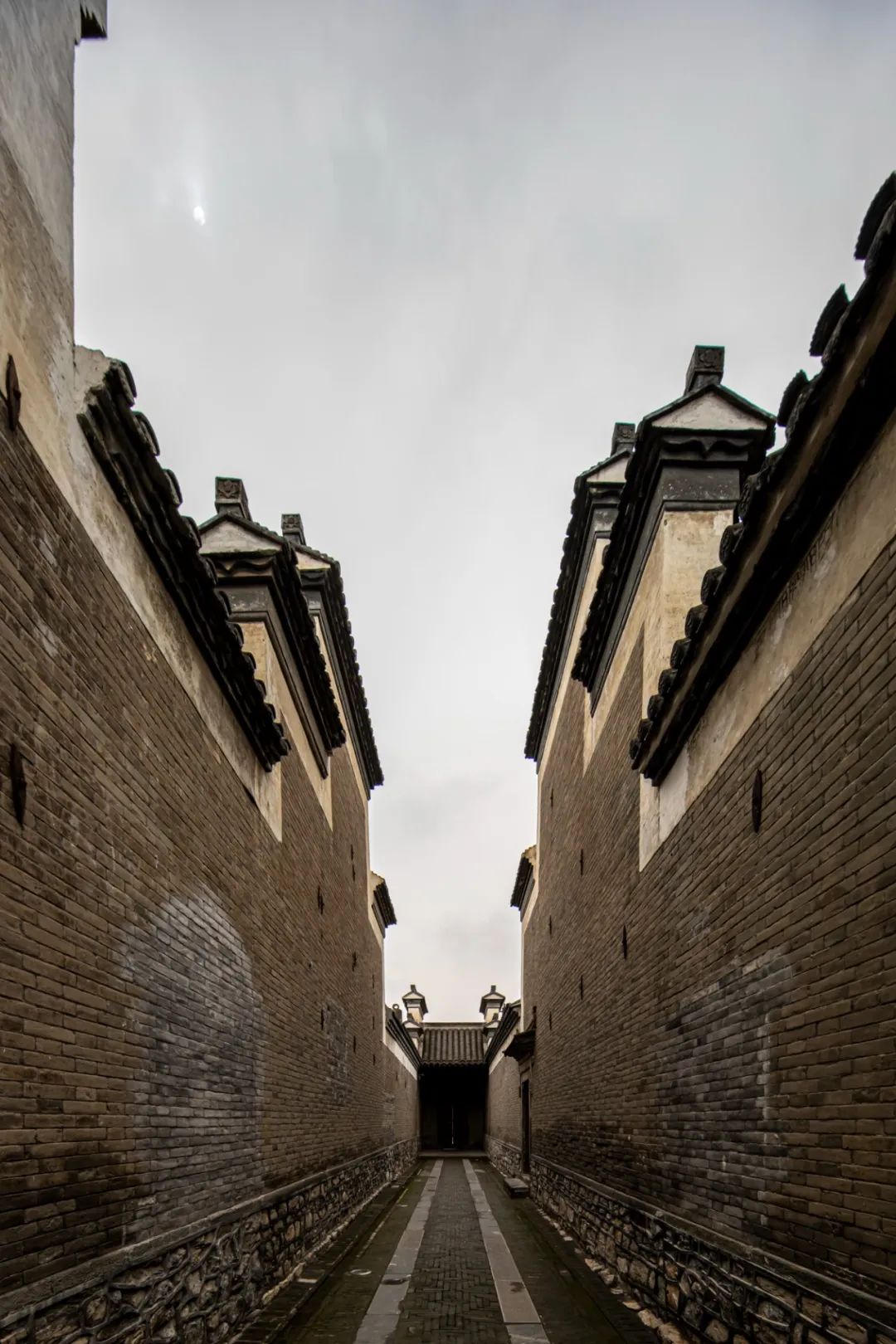 &nbsp;白墙黛瓦尽显徽派建筑的精巧秀美.