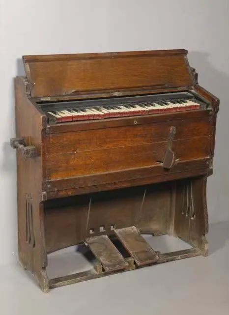 沈阳“九·一八”历史博物馆收藏的巩天民夫人用过的雅马哈风琴