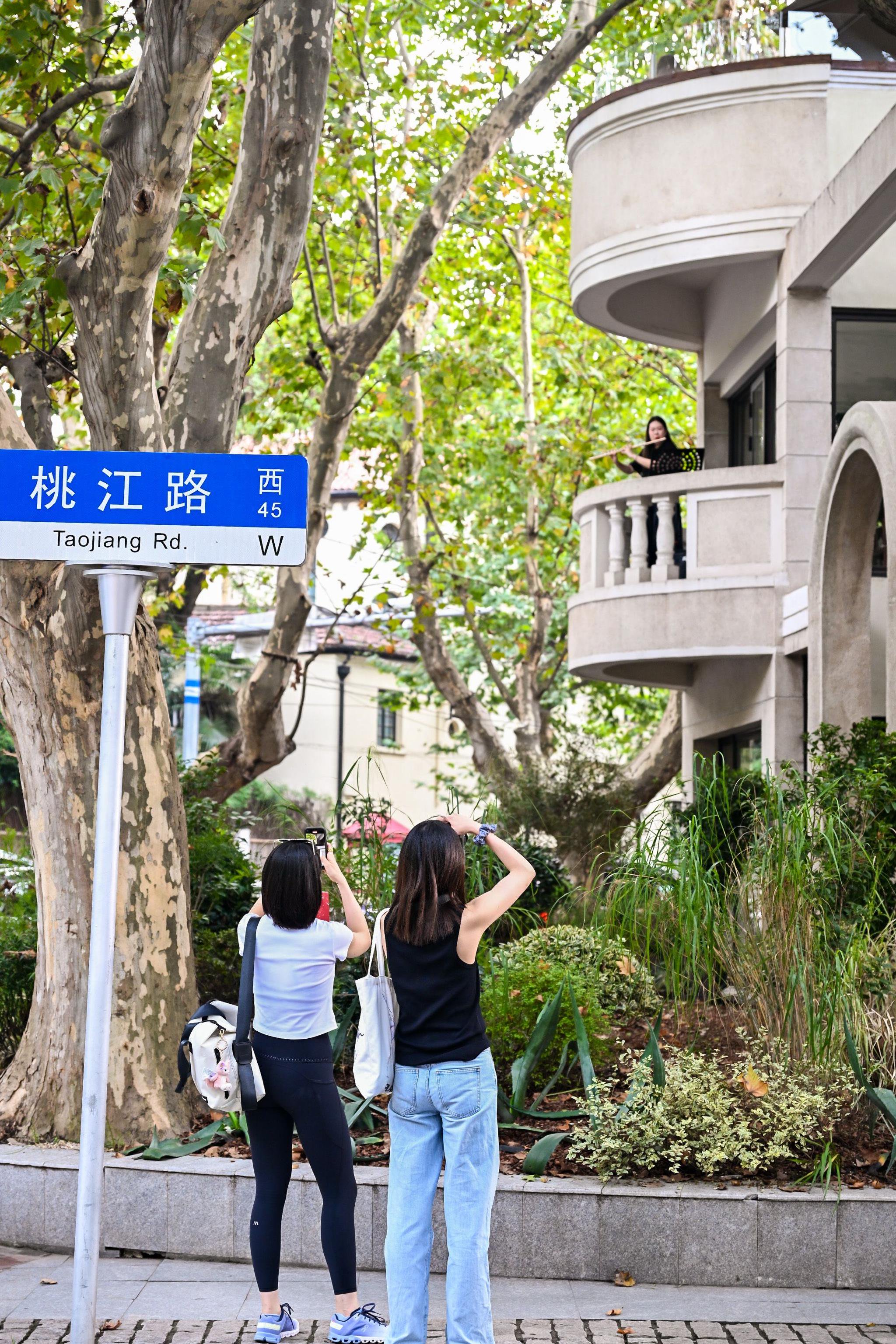 桃江路阳台上的音乐快闪吸引了路人驻足聆听.