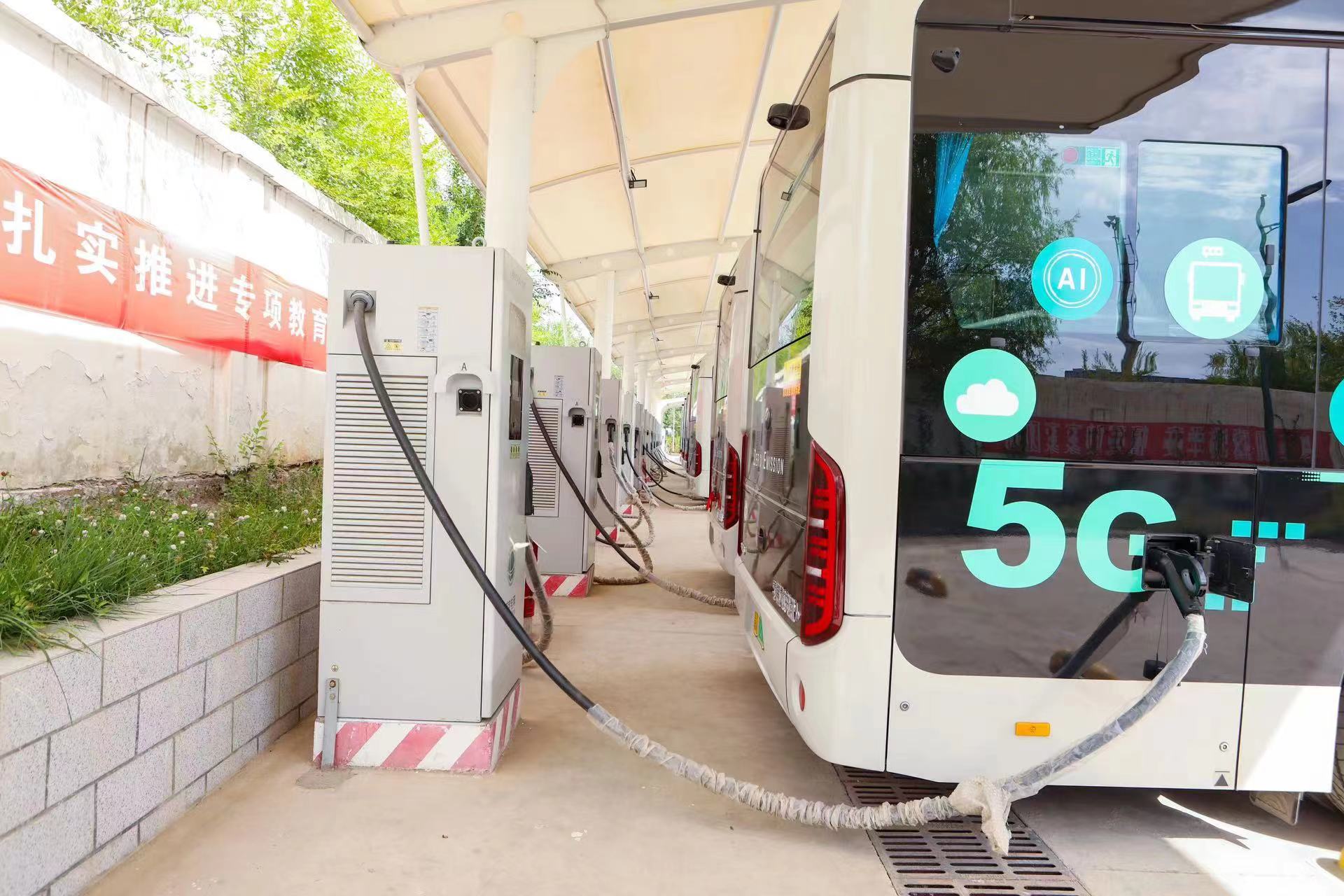 一排排充电桩整齐排列,一辆纯电动公交车缓缓驶入充电站,停靠在充电桩