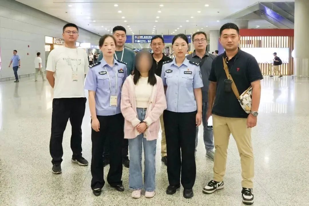 专案组民警将"红通人员"李某某押解回宁
