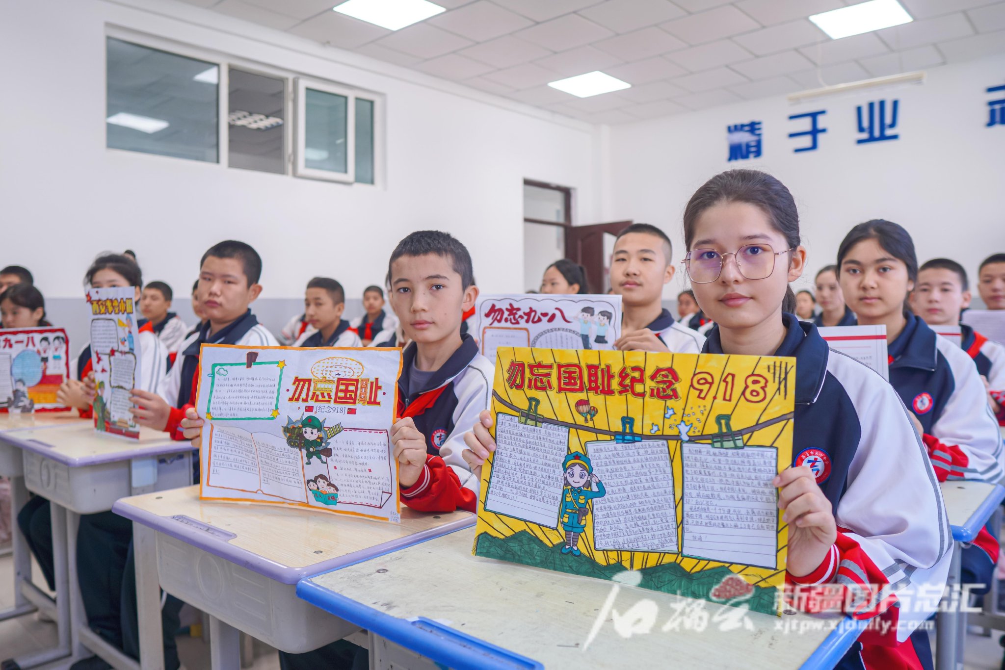 9月18日,昌吉市第七中学学生展示自己制作的手抄报.杨斌摄