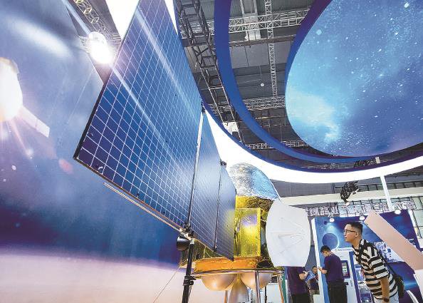 工博会上展示的"天问一号"火星环绕器模型吸引观众驻足 本报记者 陈梦