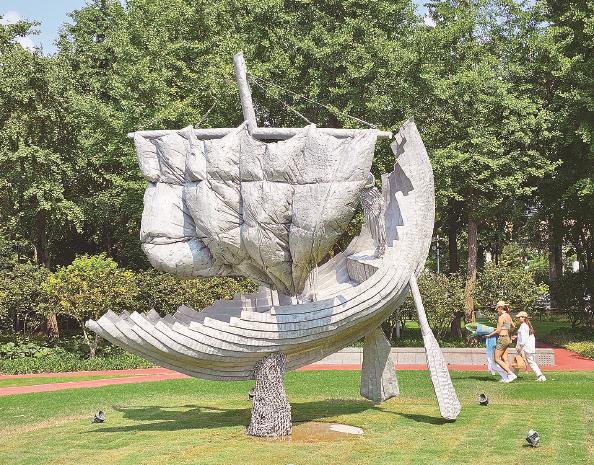 图为展品"地平线"   本报记者  张龙摄影报道静安雕塑公园更新20多件