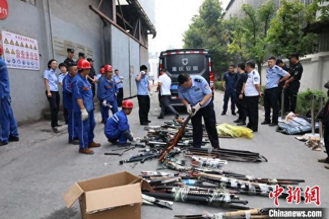图为警方收缴的非法枪支.李可怡 摄
