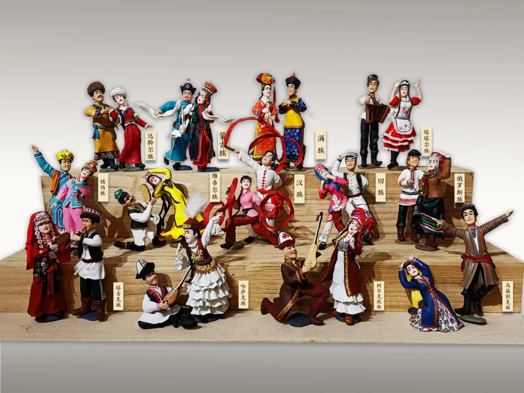 泥彩塑作品《民族团结一家亲》.吴绍杰提供