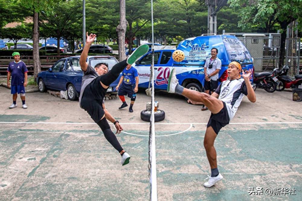 人们在泰国曼谷街头踢藤球.