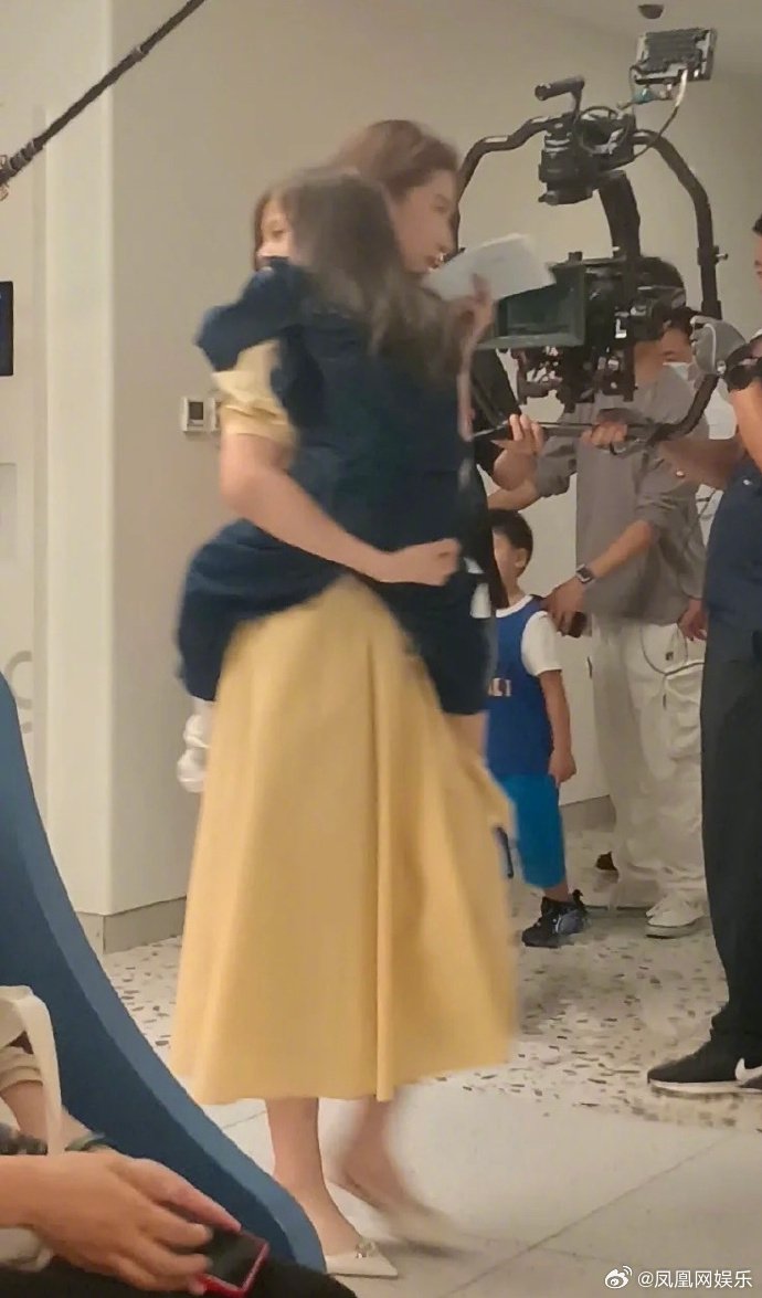 刘亦菲单手抱孩子|刘亦菲_新浪新闻