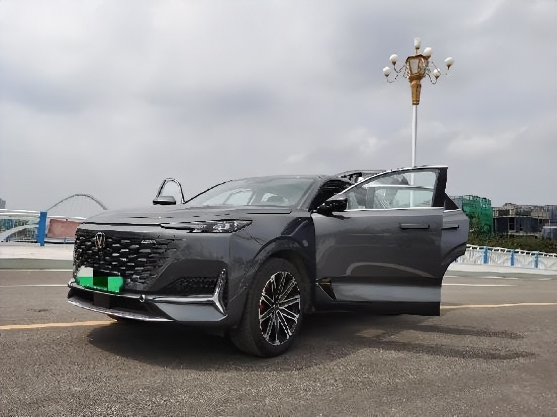 给大家展示一个炸裂的长安uni-k智电idd-新浪汽车