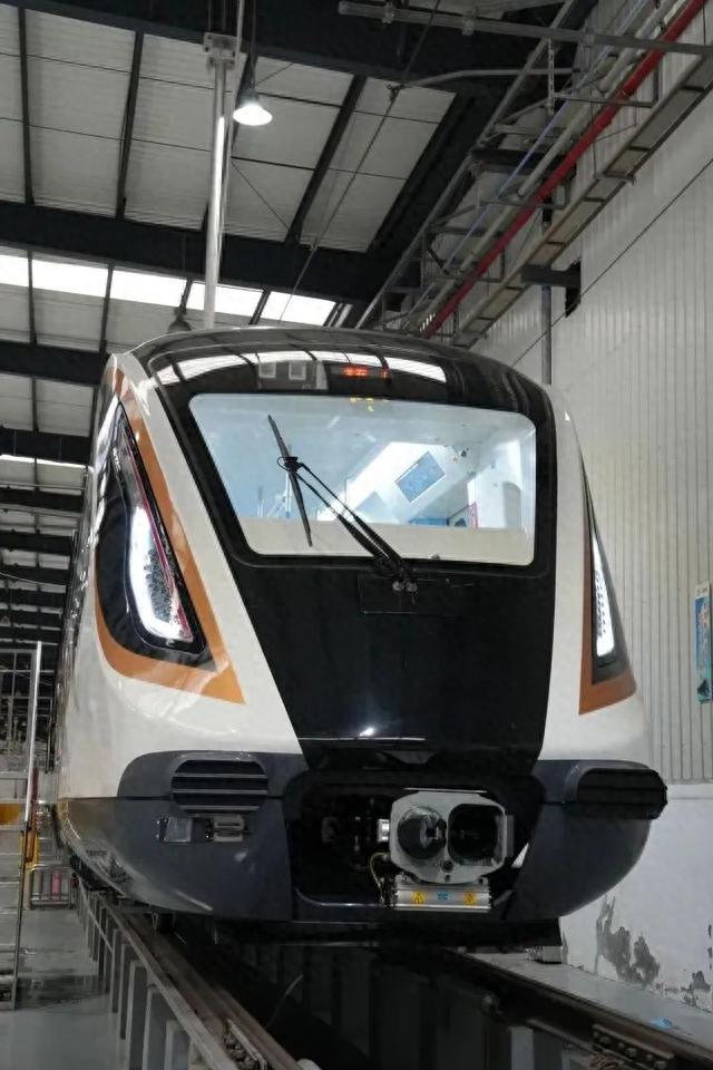 成都13号线列车首次亮相设计灵感源自三星堆