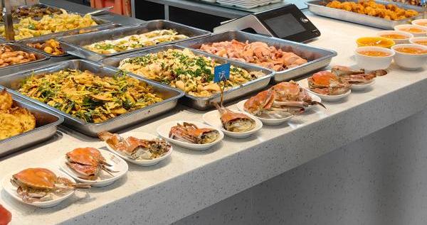 学子想吃梭子蟹解馋，宁波大学食堂当晚采购次日摆上餐桌