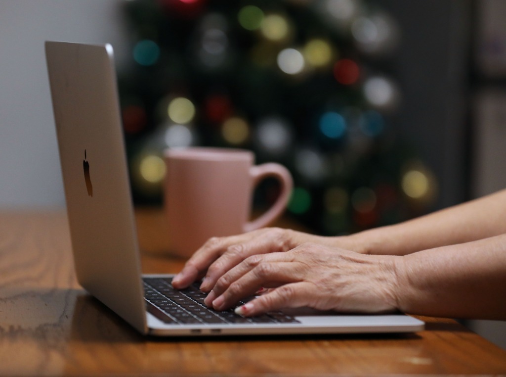 2021年12月12日,在英国伦敦,一名市民居家办公.新华社记者李颖摄