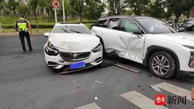 左拐鬼探头酿事故致两车路口相撞
