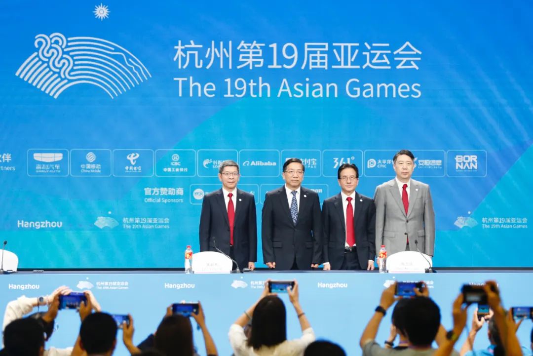 陈卫强(右二),毛根洪(左一),许德清(右一)