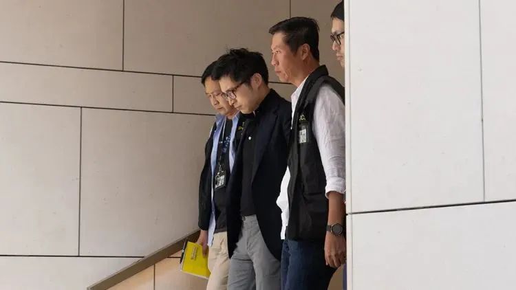 林作被商罪科探员带走.来源:香港商报