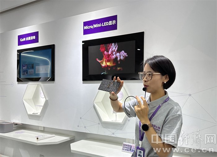 工作人员展示新一代Micro LED集成显示芯片。中国经济网记者 宋雅静/摄