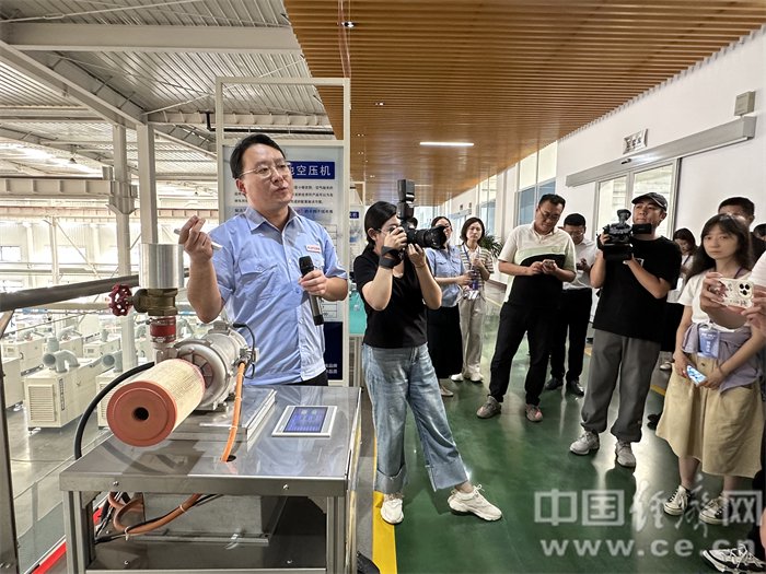 负责人介绍富源增压器有限公司的空气悬浮离心风机。中国经济网记者 宋雅静/摄
