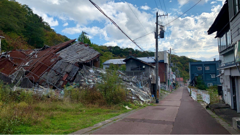 夕张市的废弃房屋另外,预计到2033年,日本约58%的港口,24%的下水道,50