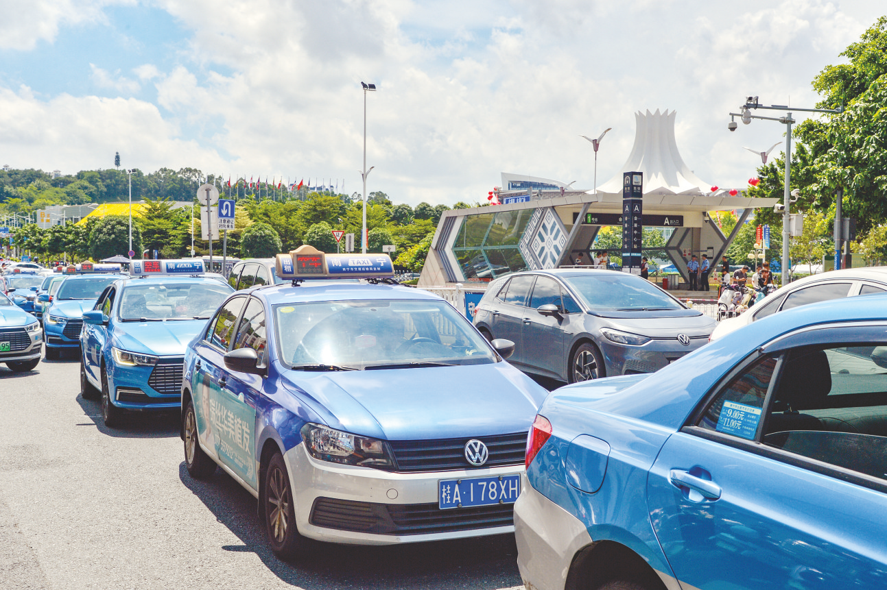 &nbsp;&nbsp;&nbsp;&nbsp;▲出租车在南宁国际会展中心附近有序候客.