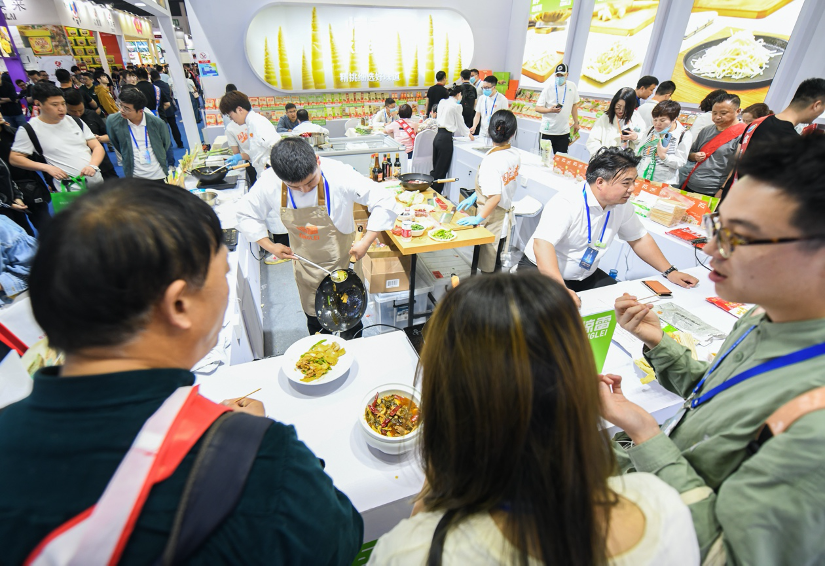 4月12日，在四川省成都市中国西部国际博览城，客商在品尝预制菜产品。新华社记者 王曦 摄