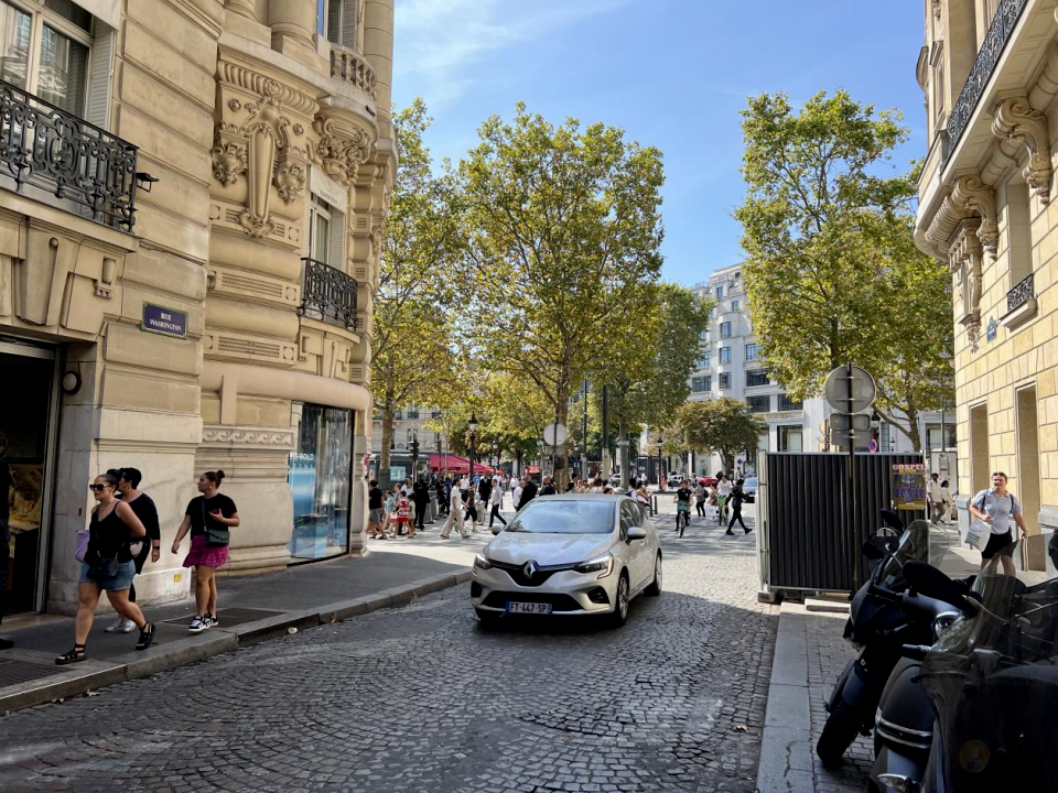 穿梭于法国街道的雷诺汽车