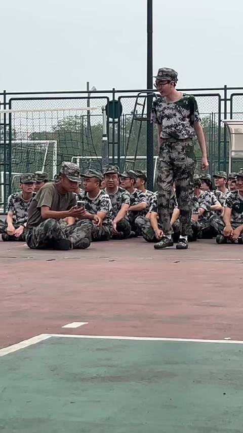 大一新生军训花式热舞|大一新生_新浪新闻