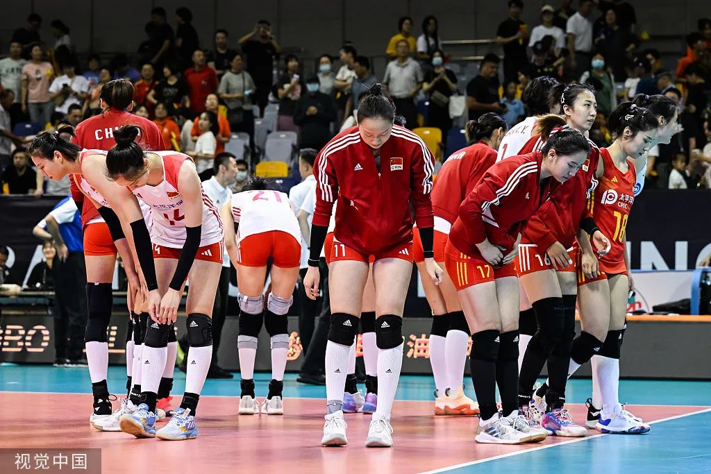 中国女排队员鞠躬感谢观众.