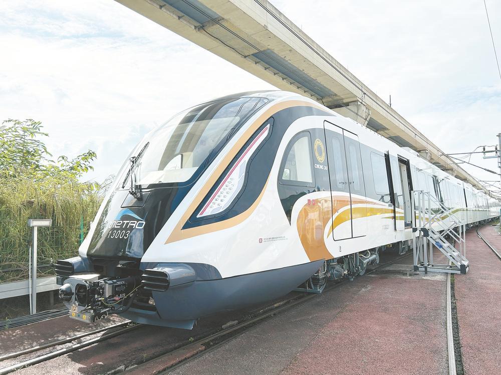 成都轨道交通13号线一期首列车