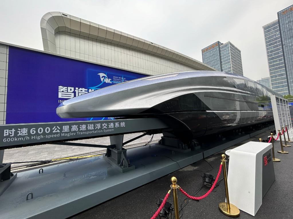　　大会现场展示的时速600公里高速磁浮交通系统。 新华社记者 吴慧珺 摄