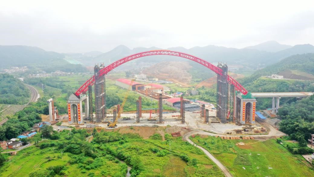 特大桥是南湛高速重点控制性工程,主桥横跨平陆运河,引桥跨越黎钦铁路