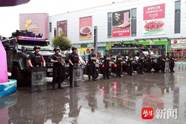 图为活动现场，南京市公安局江北新区分局特巡警支队进行了特种车辆、特种装备展示、警棍盾牌操演练和警情处置演练