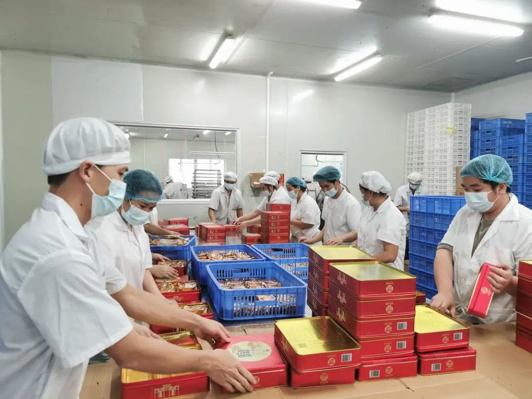 佛山冠芳食品有限公司车间,工人们正对月饼进行包装