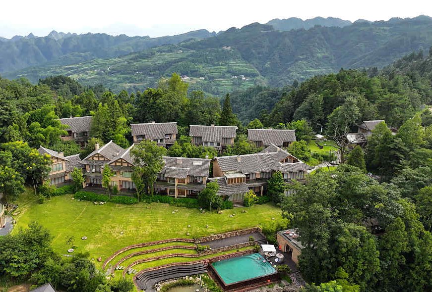 湖南张家界龙尾巴村,错落有致的民居民宿,田野和山峦相映成景.