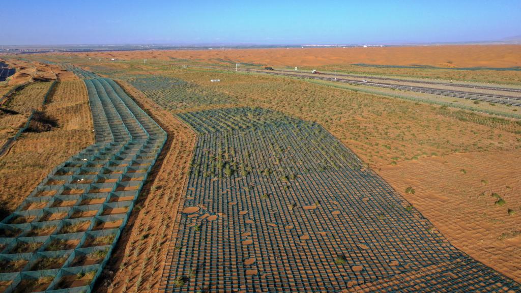 青铜峡至中卫段穿越腾格里沙漠的公路旁拍摄的草方格固沙区及防护林带