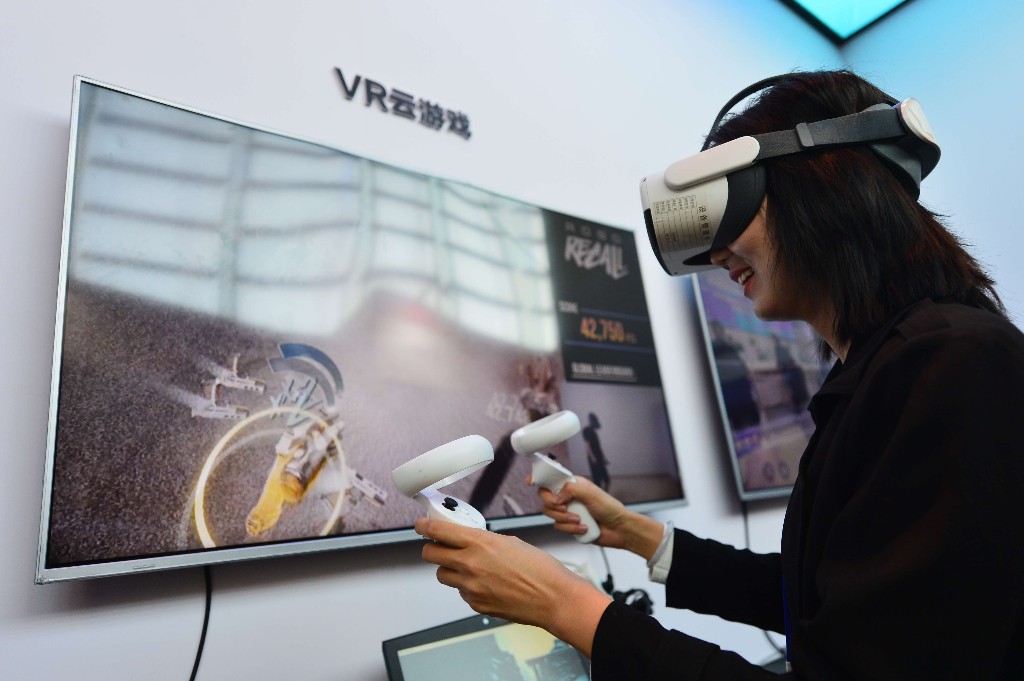 崂山区举办的2023国际虚拟现实创新大会上,一名参会者在体验vr云游戏