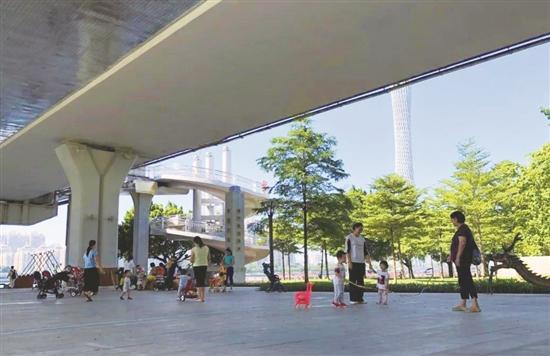 桥上车水马龙，桥下别有洞天——广东桥下空间“变形记”_新浪新闻