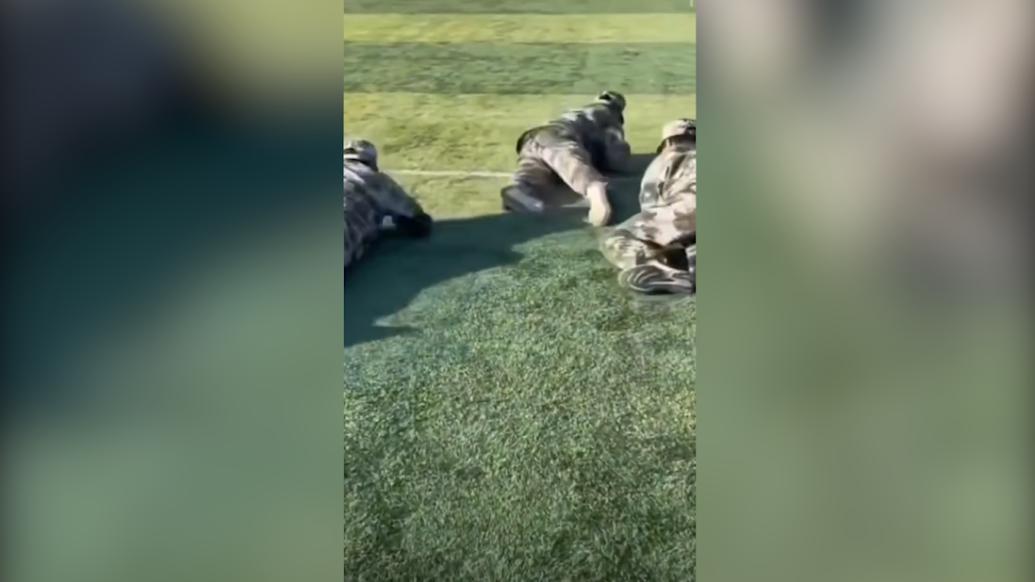 军训时练习匍匐前进各有各的姿态_手机新浪网