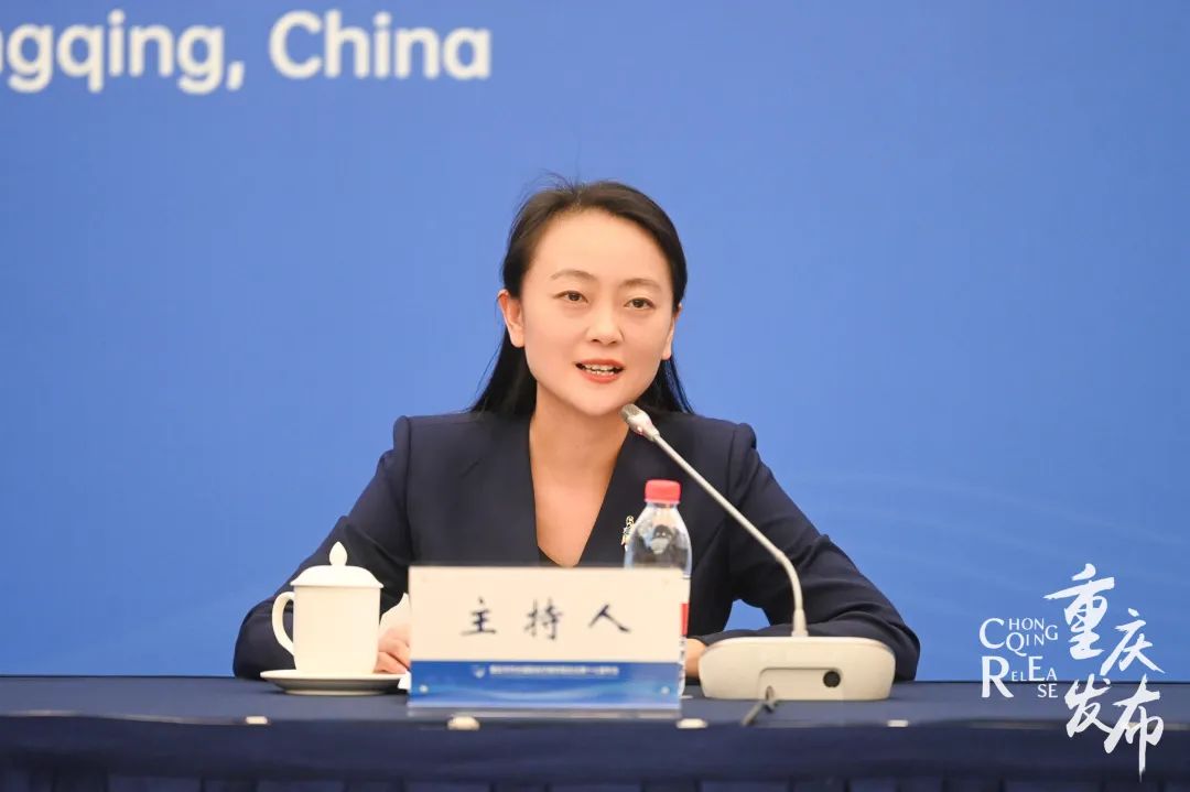 张琼主持通报会&nbsp;邹乐&nbsp;摄