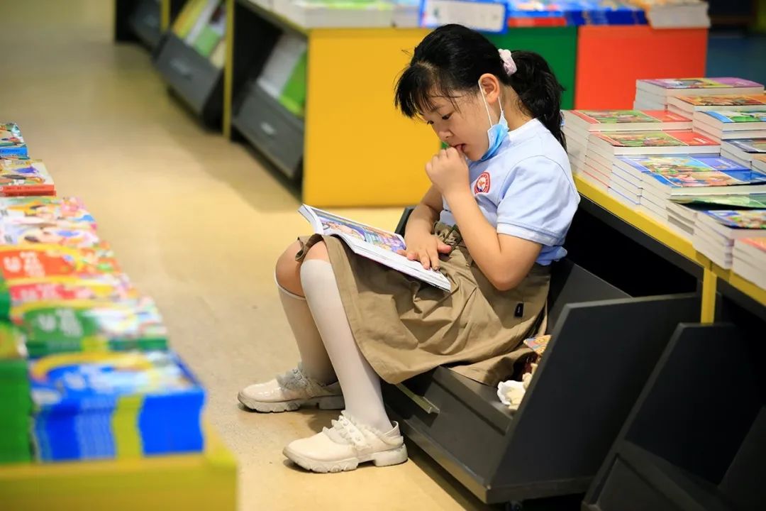2022年8月6日,暑假期间,小读者在江苏淮安的一家书店看书.图|ic photo
