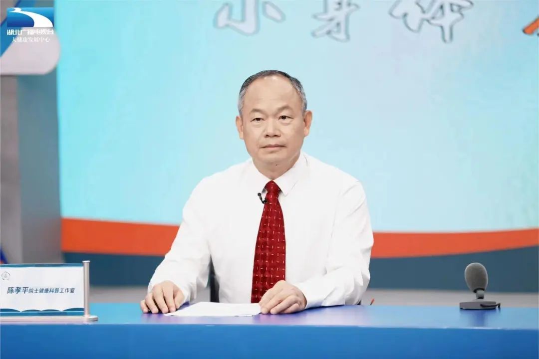 科技大学同济医学院附属协和医院儿科 教授金润铭正在为大家进行科普
