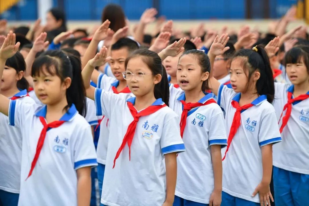 9月4日,在长沙市南雅望城学校,学生参加升旗仪式.陈泽国 摄