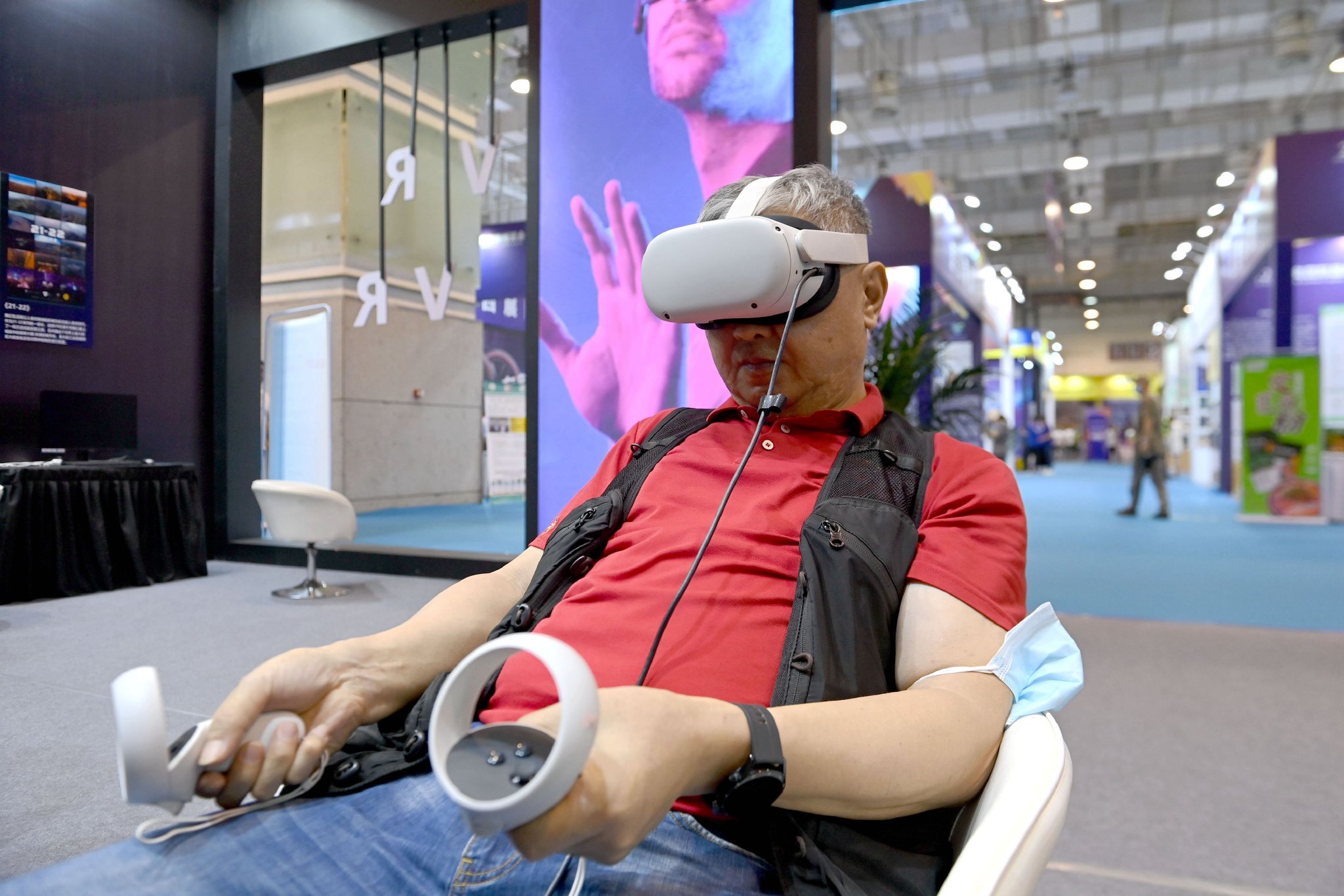 一位参观者在体验vr影像.俞方平68摄
