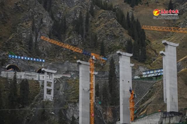 组图丨g0711线乌鲁木齐至尉犁高速后峡段两座隧道实现贯通
