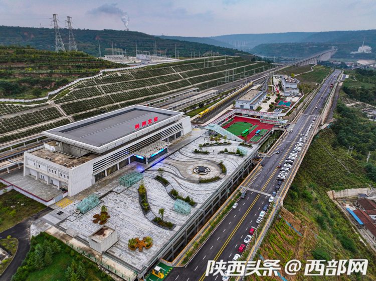 发现最美铁路· 你好,中欧班列丨彬州东站:半山腰上的高铁站 为城市