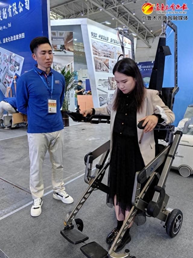 　　 乌鲁木齐昊博重康矫形装配有限公司的工作人员正在展示康复器具“智能行走机器人”。记者郭玲摄